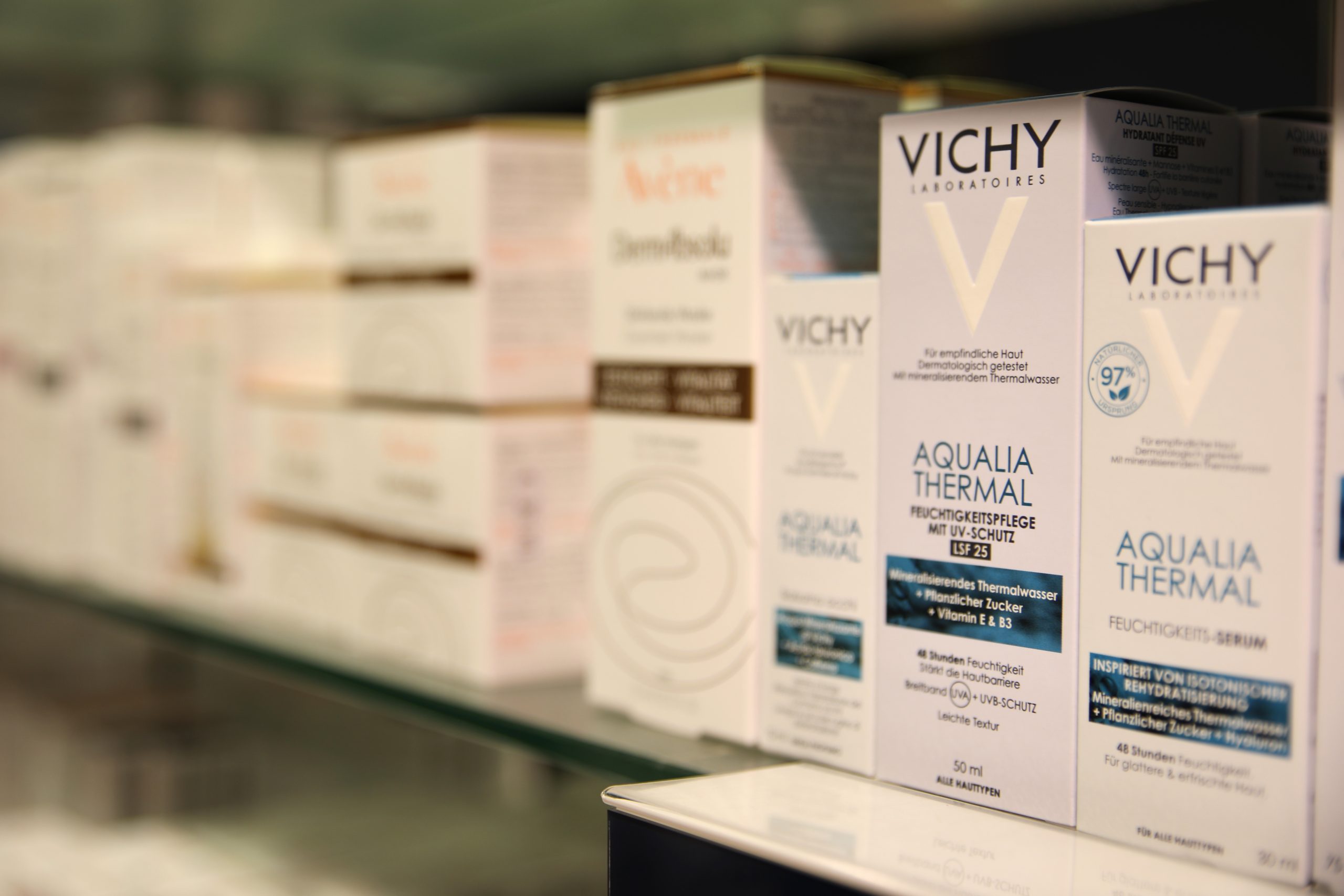 Zu sehen sind Kosmetik-Produkte von Vichy in der Apotheke am Schlachtensee mit langen Öffnungszeiten