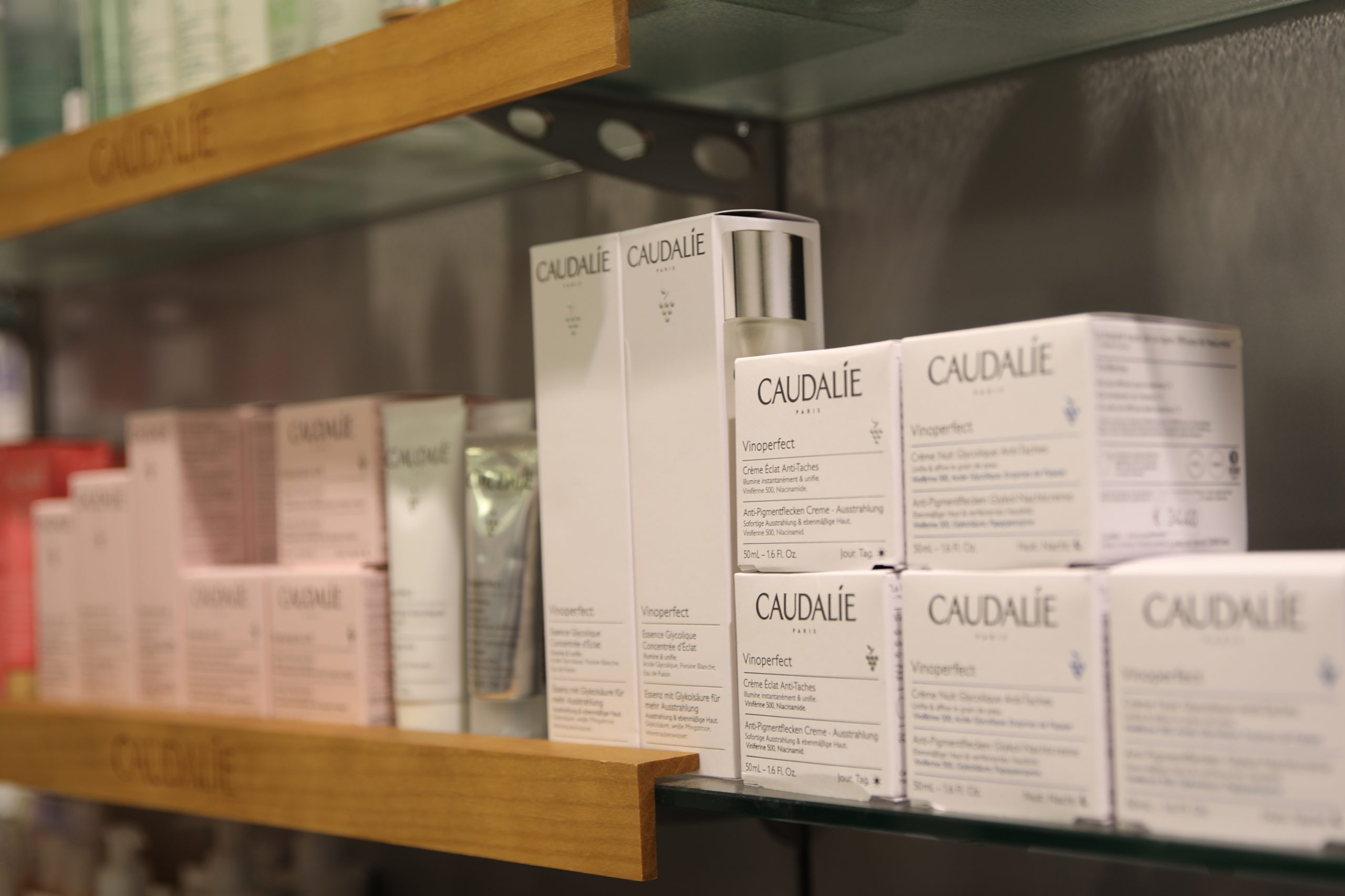 Zu sehen sind Kosmetik-Produkte von Caudalie in der Apotheke am Schlachtensee mit langen Öffnungszeiten