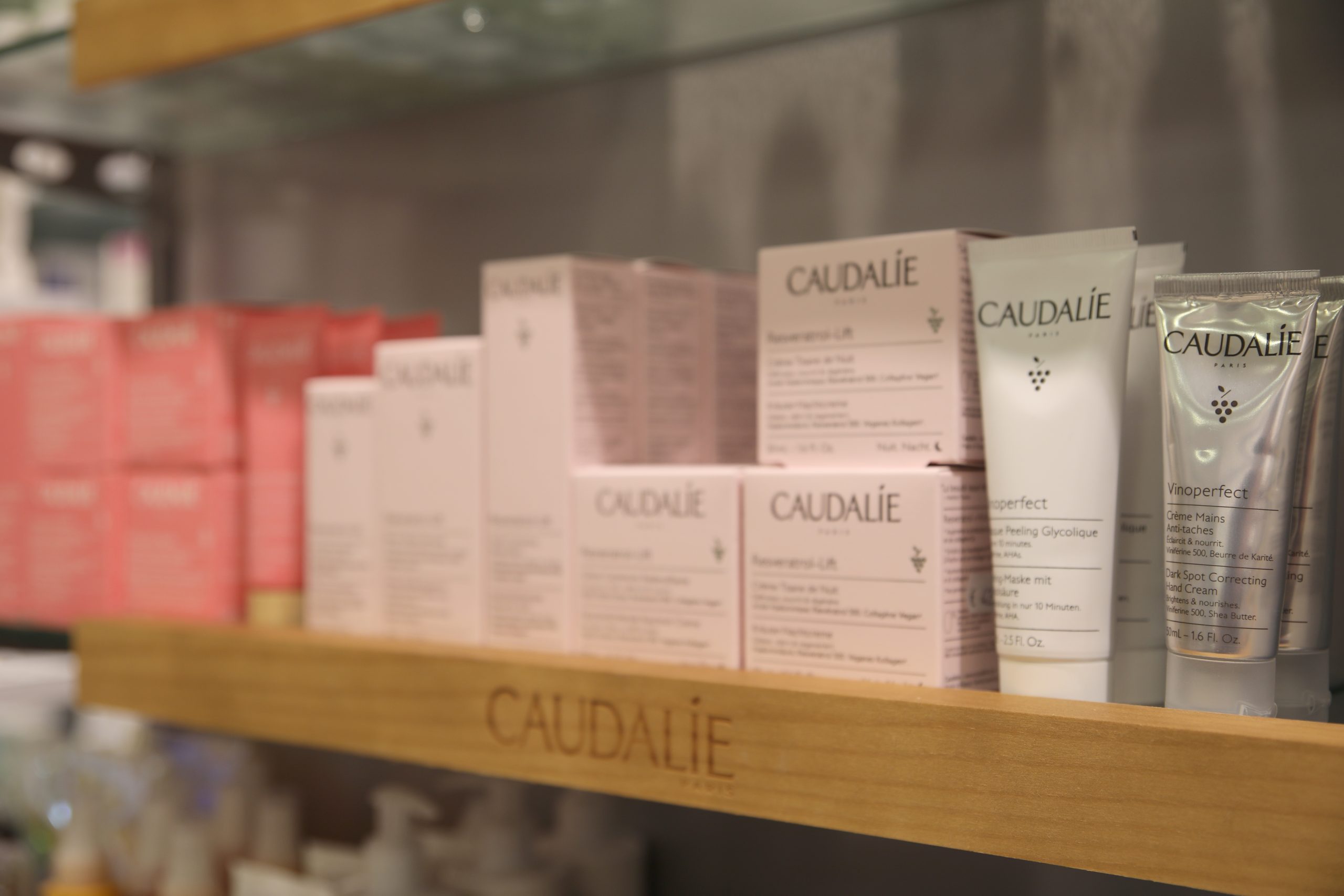 Zu sehen sind Kosmetik-Produkte von Caudalie Paris in der Apotheke am Schlachtensee mit langen Öffnungszeiten