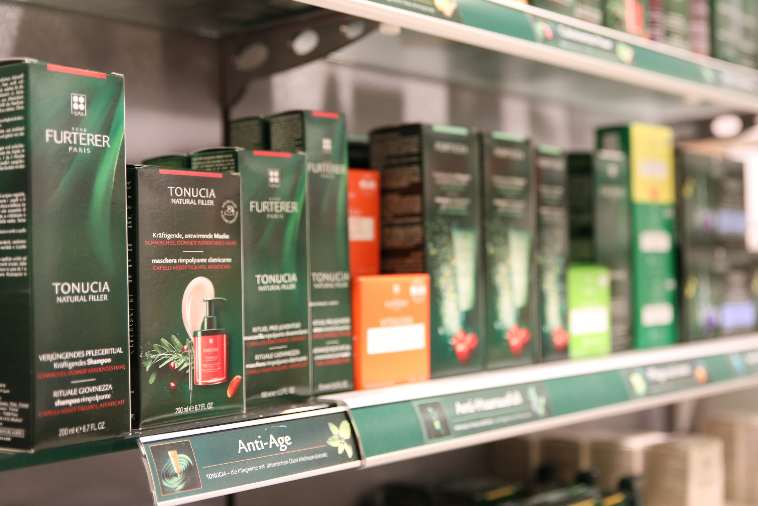 Zu sehen sind Kosmetik-Produkte von Rene Furterer in der Apotheke am Schlachtensee mit langen Öffnungszeiten