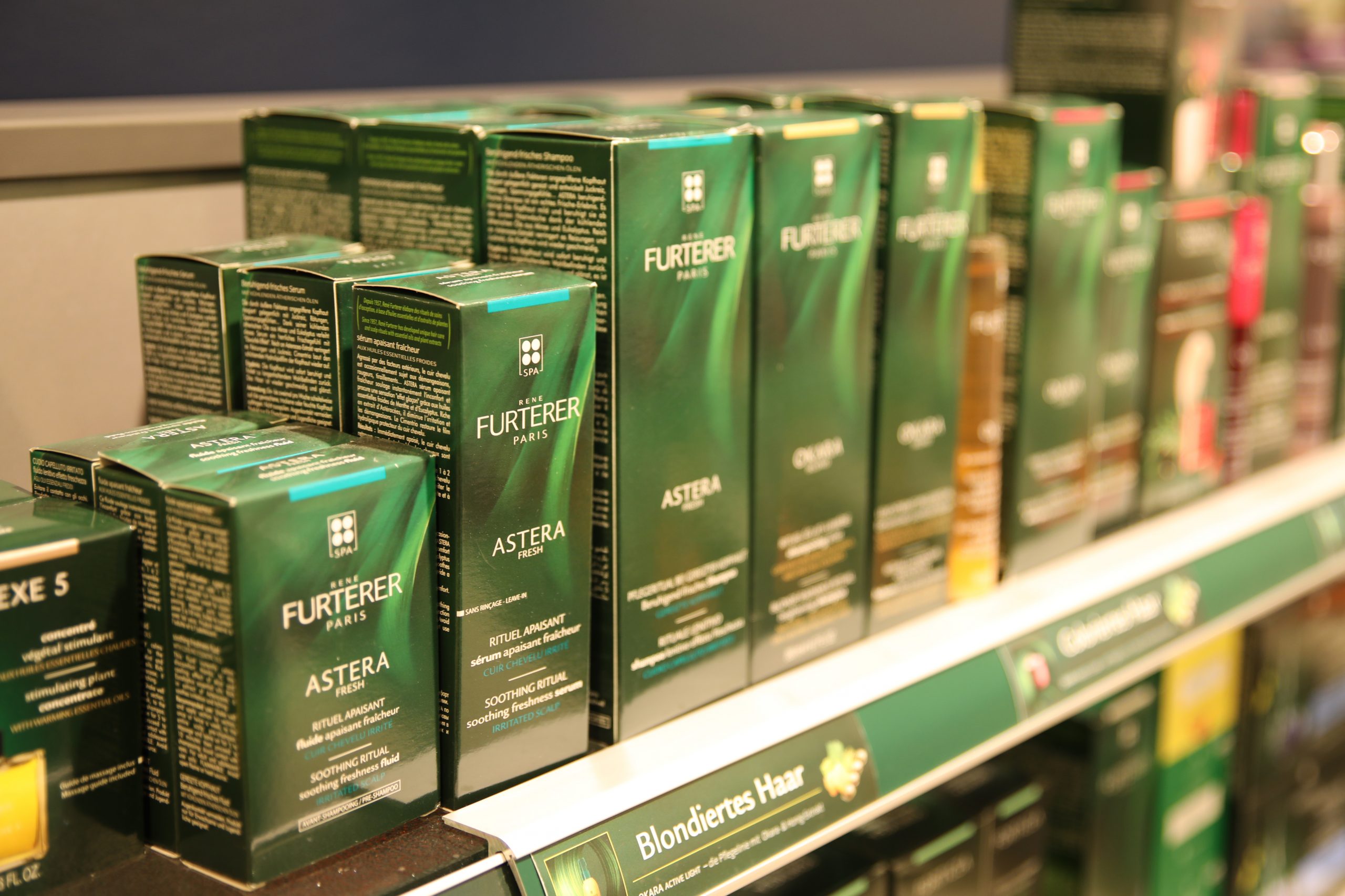 Zu sehen sind Kosmetik-Produkte von Rene Furterer Paris in der Apotheke am Schlachtensee mit langen Öffnungszeiten