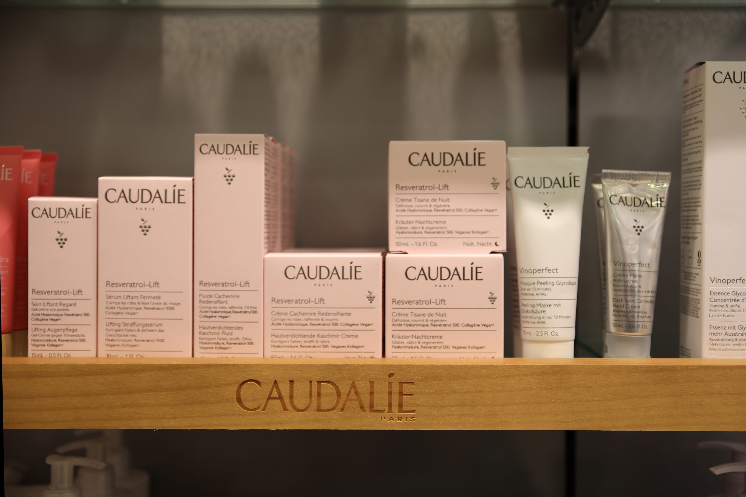 Zu sehen sind Kosmetik-Produkte von Caudalie Paris in der Apotheke am Schlachtensee mit langen Öffnungszeiten