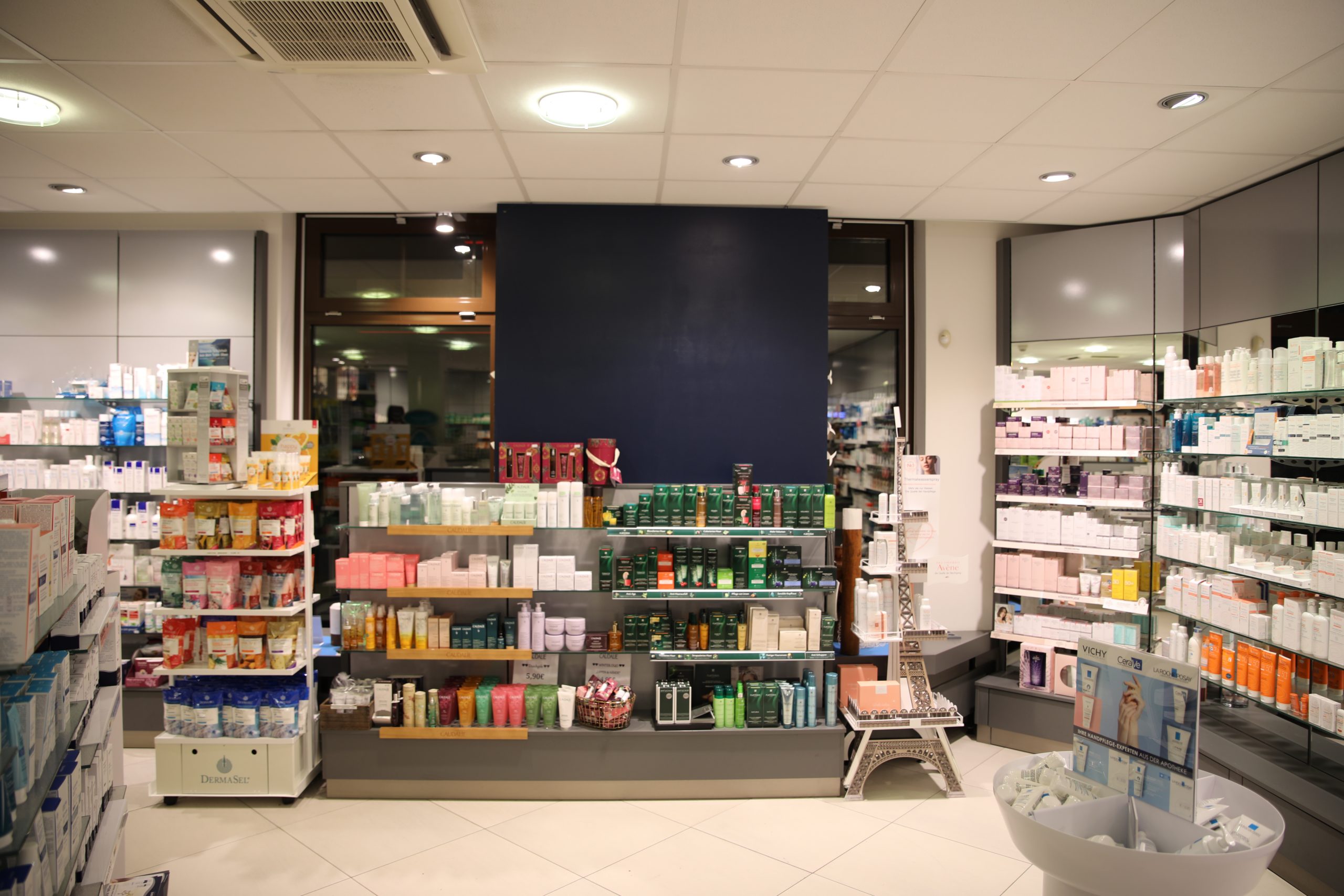 Zu sehen sind Kosmetik-Produkte und Hygieneartikel in der Apotheke am Schlachtensee mit langen Öffnungszeiten